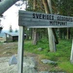 Skylten vid Sveriges Geografiska Mittpunkt i Torpshammar Flataklocken.