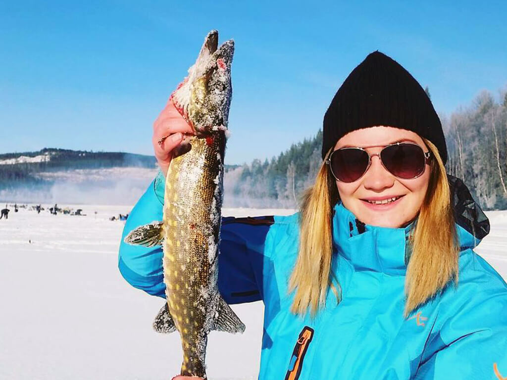 Ungdomsledaren Alice Hultin håller i en gädda.