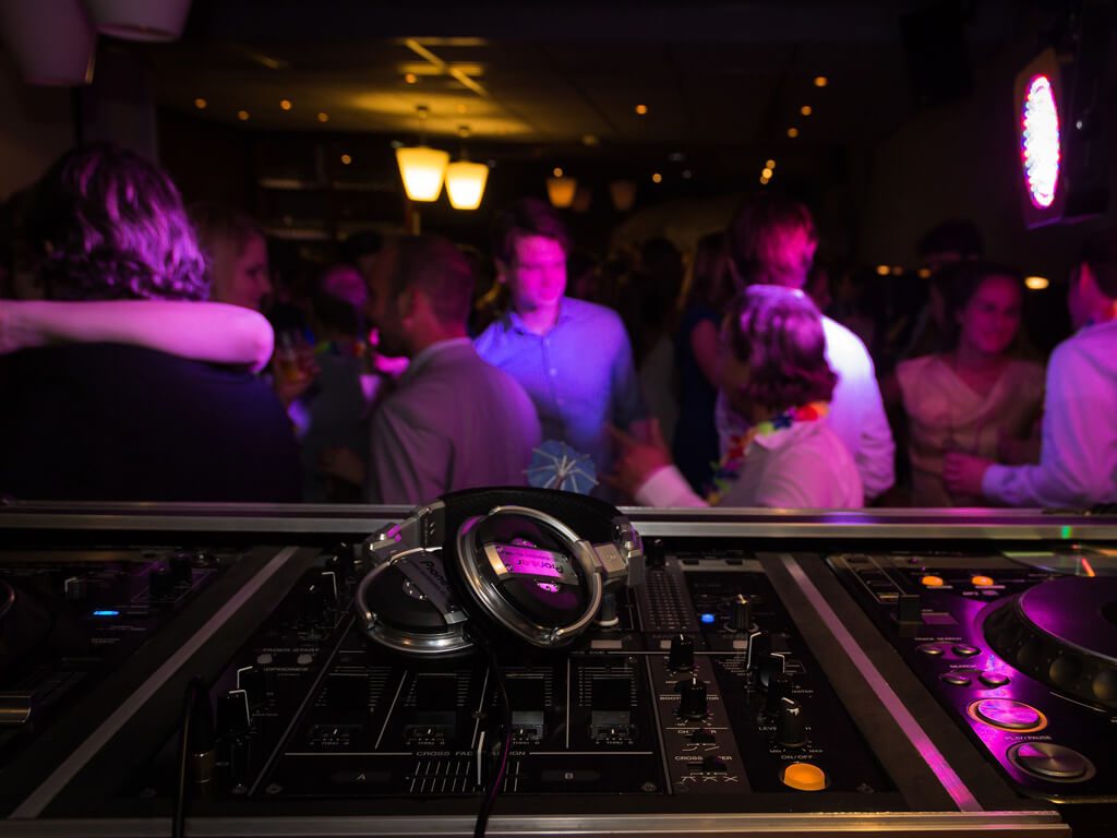 Måndag den 25 december på juldagen kl. 22:00 till 02:00 är det hemvändarkväll hos Mittlandia. DJ Viktor Amund från Sundsvall spelar.