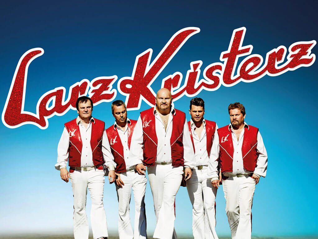 Larz Kristerz spelar på Erikslund Folkets Hus.