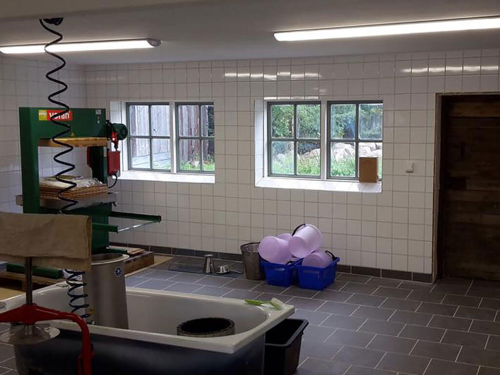 Inne i Mitt Musteri Borgsjö är ett nyöppnat äppelmusteri utanför Borgsjö