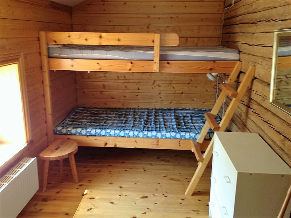 Insidan av ett av rummet på vandrarhemmet Storholmens rumsboende.