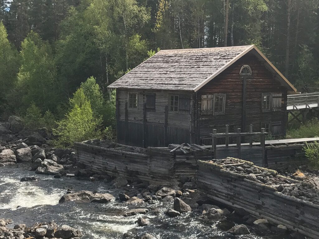 Forsen och Strömnäskvarnen i Haverö strömmar.