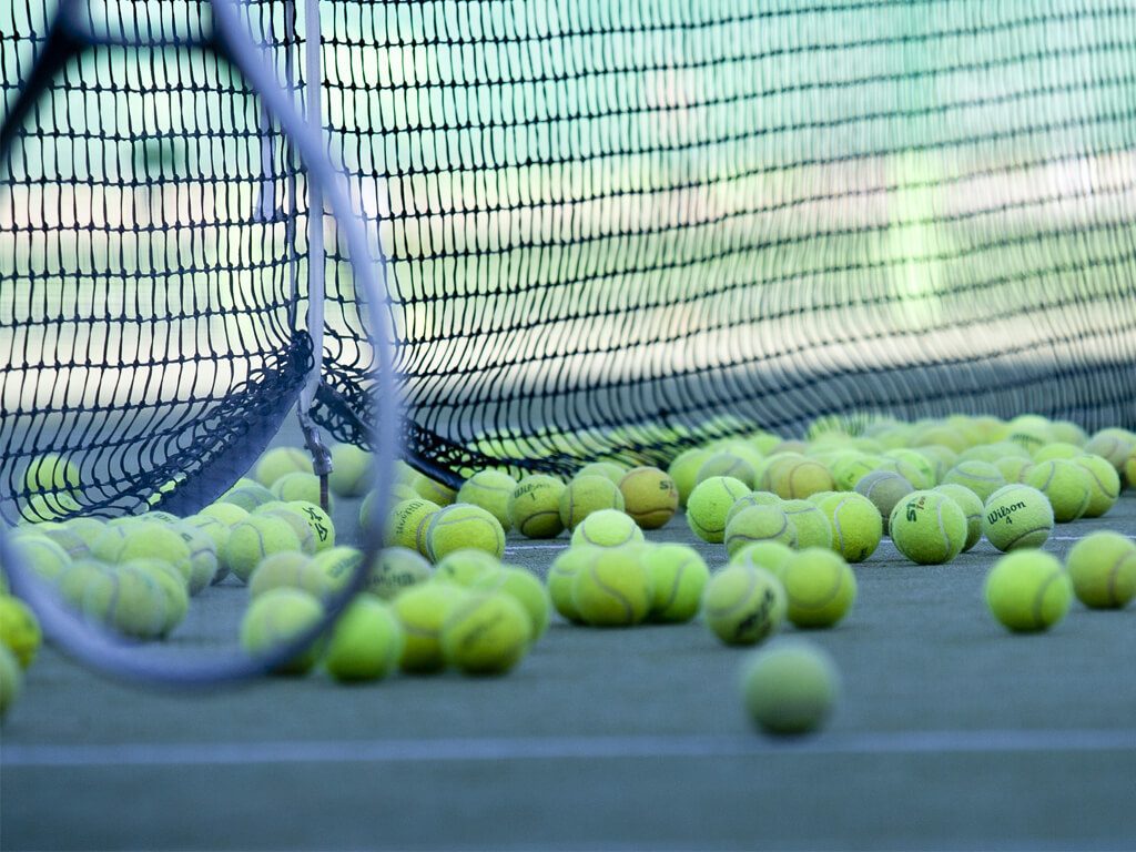 Racket och bollar på planen för Tennis i Ånge.