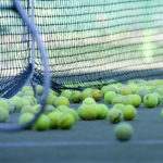 Racket och bollar på planen för Tennis i Ånge.