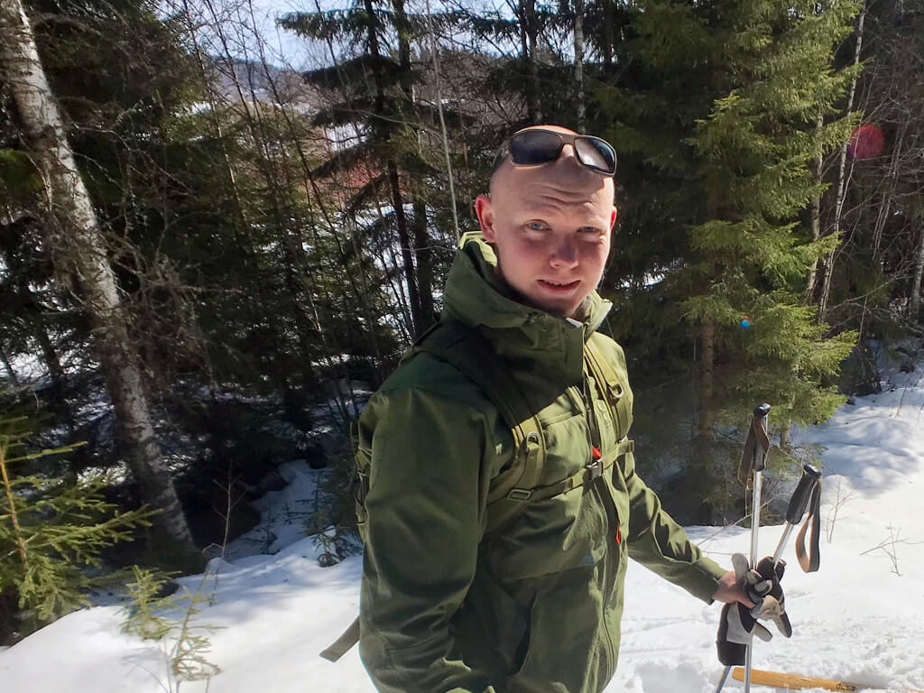 Ungdomsledaren Tommie Larsson åker skidor.