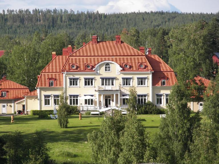 Torpshammars herrgård i Torpshammar sett söderifrån från andra sidan Ljungan. Foto av Henrik Sendelbach.