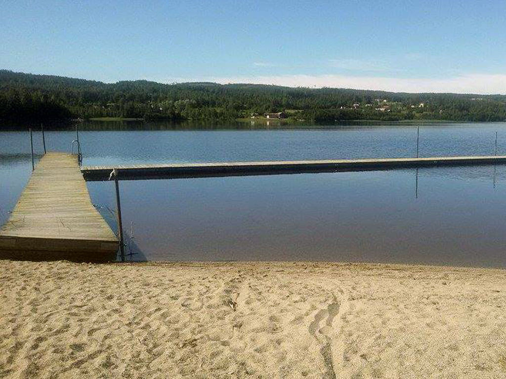 Badplatsen med brygga och bastu vid Träporten i Borgsjö