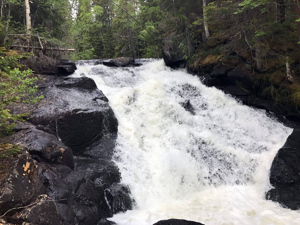 Vattenfallet vid namn Brattfallet i naturreservatet Vattenån nordväst om Ånge.