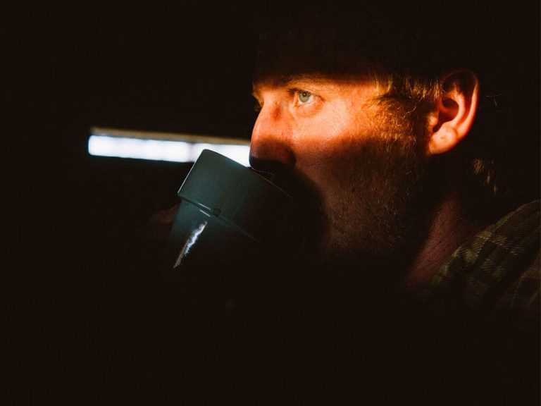 Bengt Nordström dricker kaffe i Wild Medelpad gömslet.