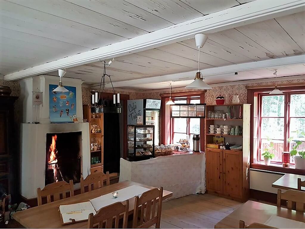 Inne på Café Tingshuset vid Borgsjö Hembygdsgård.