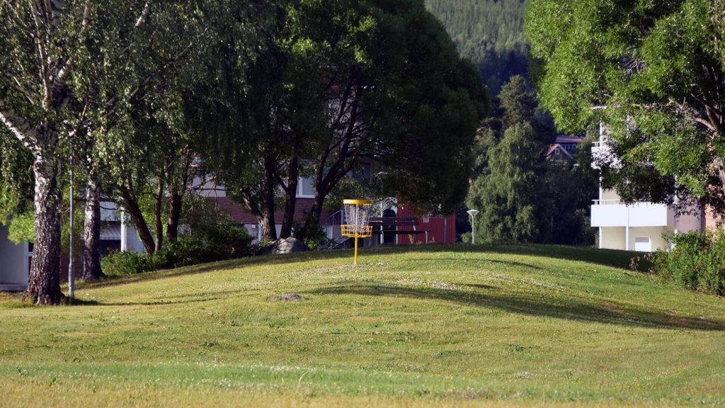Ånge Discgolfklubb vid Kapellbacken.