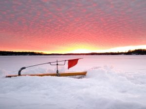 fiska på sjön mitt i vintern